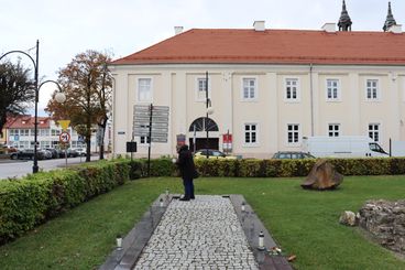 Mieszkańcy odwiedzają cmentarze, ale nie zapominają też o Wieluńskiej Golgocie. Już wczoraj zapłonęły tam znicze
