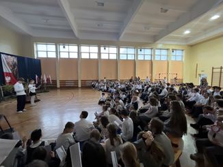 Symboliczne ognisko patriotyzmu i wspólne śpiewanie pieśni patriotycznych w Szkole Podstawowej nr 4