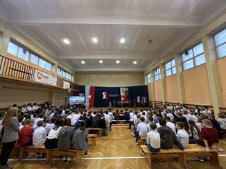Symboliczne ognisko patriotyzmu i wspólne śpiewanie pieśni patriotycznych w Szkole Podstawowej nr 4