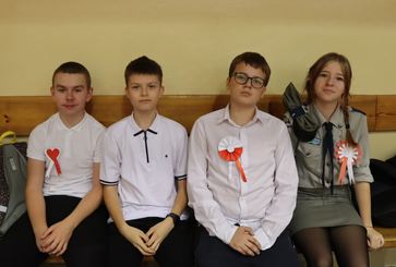 Symboliczne ognisko patriotyzmu i wspólne śpiewanie pieśni patriotycznych w Szkole Podstawowej nr 4