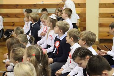 Symboliczne ognisko patriotyzmu i wspólne śpiewanie pieśni patriotycznych w Szkole Podstawowej nr 4