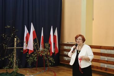 Symboliczne ognisko patriotyzmu i wspólne śpiewanie pieśni patriotycznych w Szkole Podstawowej nr 4