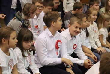 Symboliczne ognisko patriotyzmu i wspólne śpiewanie pieśni patriotycznych w Szkole Podstawowej nr 4