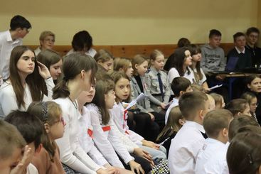 Symboliczne ognisko patriotyzmu i wspólne śpiewanie pieśni patriotycznych w Szkole Podstawowej nr 4