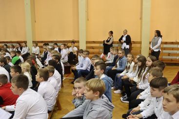 Symboliczne ognisko patriotyzmu i wspólne śpiewanie pieśni patriotycznych w Szkole Podstawowej nr 4