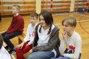 Symboliczne ognisko patriotyzmu i wspólne śpiewanie pieśni patriotycznych w Szkole Podstawowej nr 4