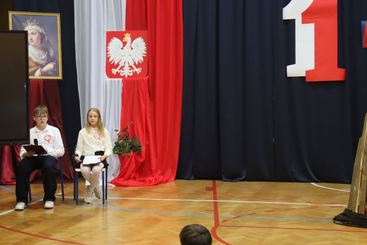 Symboliczne ognisko patriotyzmu i wspólne śpiewanie pieśni patriotycznych w Szkole Podstawowej nr 4