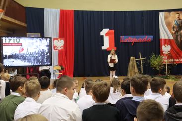 Symboliczne ognisko patriotyzmu i wspólne śpiewanie pieśni patriotycznych w Szkole Podstawowej nr 4