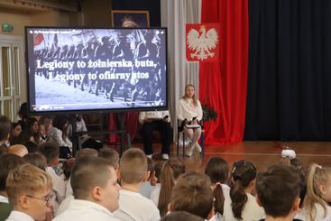 Symboliczne ognisko patriotyzmu i wspólne śpiewanie pieśni patriotycznych w Szkole Podstawowej nr 4