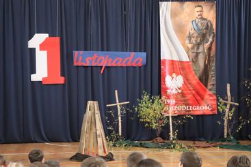 Symboliczne ognisko patriotyzmu i wspólne śpiewanie pieśni patriotycznych w Szkole Podstawowej nr 4
