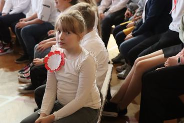 Symboliczne ognisko patriotyzmu i wspólne śpiewanie pieśni patriotycznych w Szkole Podstawowej nr 4