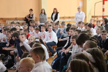 Symboliczne ognisko patriotyzmu i wspólne śpiewanie pieśni patriotycznych w Szkole Podstawowej nr 4