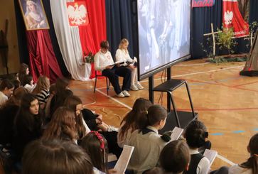 Symboliczne ognisko patriotyzmu i wspólne śpiewanie pieśni patriotycznych w Szkole Podstawowej nr 4