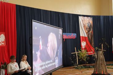 Symboliczne ognisko patriotyzmu i wspólne śpiewanie pieśni patriotycznych w Szkole Podstawowej nr 4