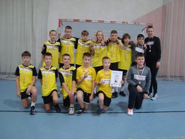 Podstawówki w Osjakowie i Załęczu Małym najlepsze w piłce ręcznej