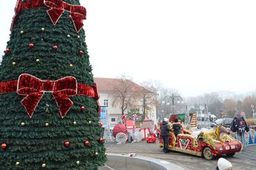 W Wieluniu powstaje rozświetlona wioska Św. Mikołaja. Wyjątkowy gość spotka się z dziećmi na placu Legionów