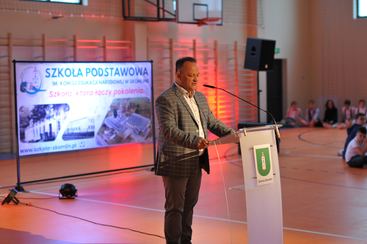 W Skomlinie świętowano 50-lecie obecnego budynku szkoły i nadania jej imienia Komisji Edukacji Narodowej. Otwarto też nową salę sportową!