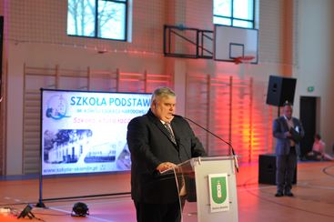 W Skomlinie świętowano 50-lecie obecnego budynku szkoły i nadania jej imienia Komisji Edukacji Narodowej. Otwarto też nową salę sportową!