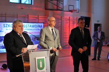 W Skomlinie świętowano 50-lecie obecnego budynku szkoły i nadania jej imienia Komisji Edukacji Narodowej. Otwarto też nową salę sportową!