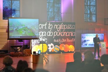 W Skomlinie świętowano 50-lecie obecnego budynku szkoły i nadania jej imienia Komisji Edukacji Narodowej. Otwarto też nową salę sportową!