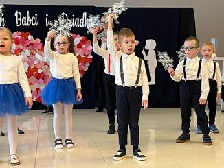 Maluchy z Publicznego Przedszkola nr 4 w Wieluniu świętowały dziś Dzień Babci i Dziadka