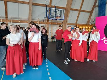 Global Gala w Zespole Szkół nr 1. To podróż dookoła świata w rytm muzyki, pięknych strojów i potraw