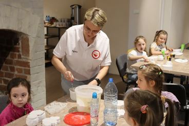 W Centrum Integracji PCK odbyły się zajęcia artystyczne dla dzieci