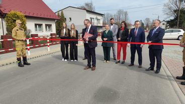 W sobotę oficjalnie otwarto wyremontowaną drogę w Wiktorowie, w gminie Biała – mieszkańcy zabiegali o tę inwestycję od wielu lat
