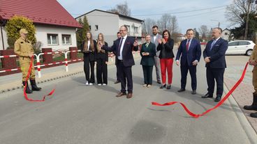 W sobotę oficjalnie otwarto wyremontowaną drogę w Wiktorowie, w gminie Biała – mieszkańcy zabiegali o tę inwestycję od wielu lat