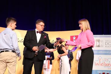 Zdolni uczniowie ze szkół w gm. Wieluń nagrodzeni podczas Gali Wieluńskie Talenty