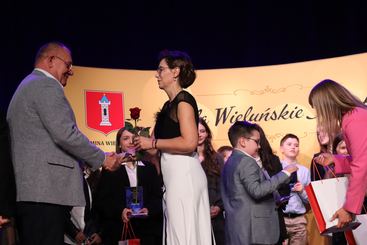 Zdolni uczniowie ze szkół w gm. Wieluń nagrodzeni podczas Gali Wieluńskie Talenty