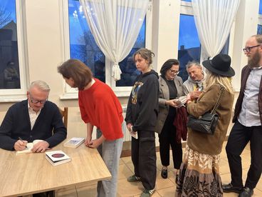 Biblioteka w Sokolnikach zaprosiła na spotkanie z reportażystami Witoldem Szabłowskim i Mariuszem Szczygłem