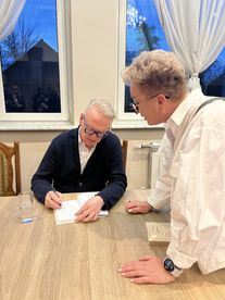 Biblioteka w Sokolnikach zaprosiła na spotkanie z reportażystami Witoldem Szabłowskim i Mariuszem Szczygłem