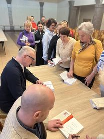 Szabłowski i Szczygieł – dwaj reportażyści spotkali się z czytelnikami w bibliotece w Sokolnikach