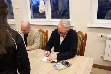 Szabłowski i Szczygieł – dwaj reportażyści spotkali się z czytelnikami w bibliotece w Sokolnikach