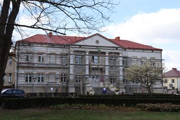 Starostwo Powiatowe w Wieluniu w remoncie. Wejście do budynku znajdziecie z tyłu (od strony parku)