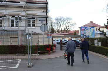 Starostwo Powiatowe w Wieluniu w remoncie. Wejście do budynku znajdziecie z tyłu (od strony parku)