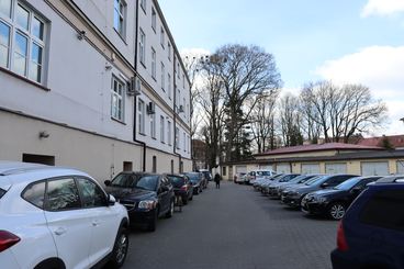 Starostwo Powiatowe w Wieluniu w remoncie. Wejście do budynku znajdziecie z tyłu (od strony parku)