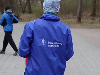Kilka osób uczestniczyło w zajęciach slow joggingu