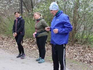 Kilka osób uczestniczyło w zajęciach slow joggingu