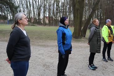 Kilka osób uczestniczyło w zajęciach slow joggingu