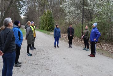 Kilka osób uczestniczyło w zajęciach slow joggingu