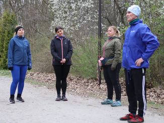 Kilka osób uczestniczyło w zajęciach slow joggingu