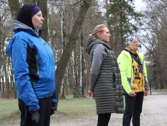 Kilka osób uczestniczyło w zajęciach slow joggingu
