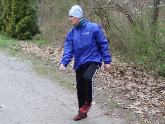 Kilka osób uczestniczyło w zajęciach slow joggingu