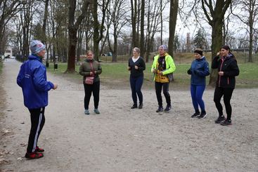 Kilka osób uczestniczyło w zajęciach slow joggingu