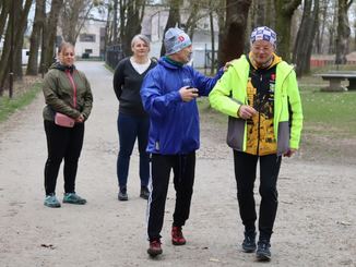 Kilka osób uczestniczyło w zajęciach slow joggingu