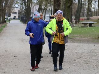 Kilka osób uczestniczyło w zajęciach slow joggingu