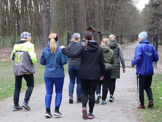 Kilka osób uczestniczyło w zajęciach slow joggingu