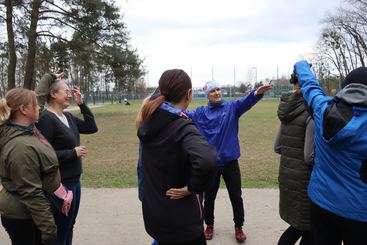 Kilka osób uczestniczyło w zajęciach slow joggingu